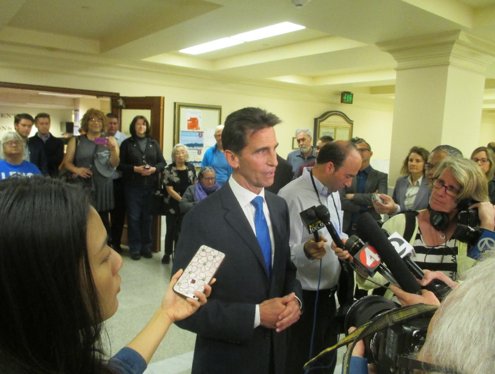 Leno meets the press at City Hall