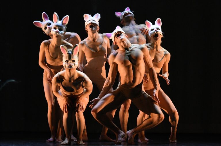 MOMIX dives down the rabbit hole in fantastical ‘Alice’